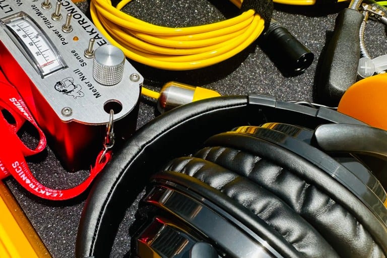 Professional audio leak-listening kit with headphones and hydrophone cables